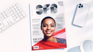 Ein Heftcover auf dem ein lächelndes Model den Betrachter direkt ansieht.