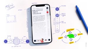 Die digitale Version des Layouts in Form einer App, dargestellt auf einem Smartphone. Daneben Skizzen der Menüführung.